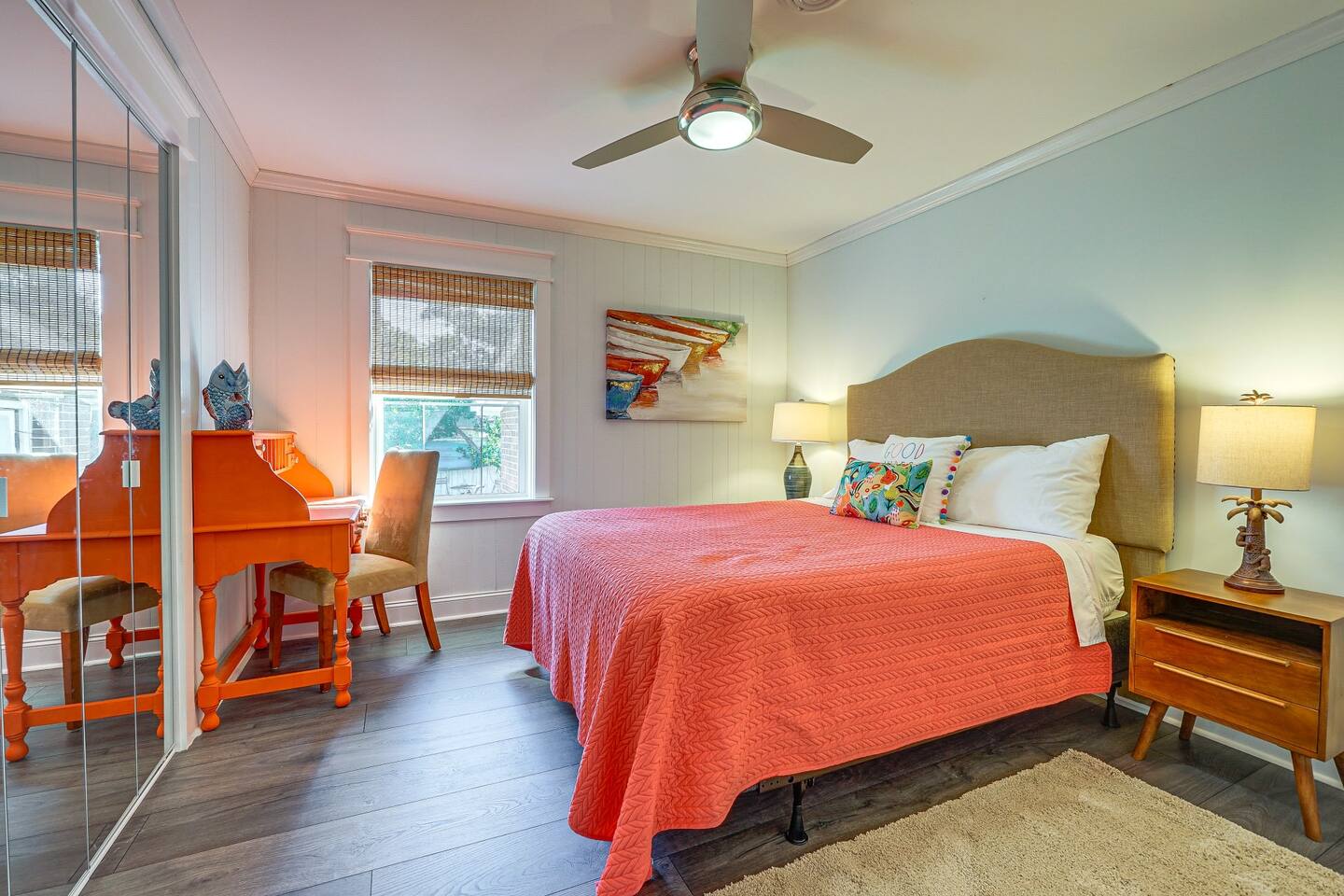 5 min Walk to Beach + Shops + Loop Access + Food