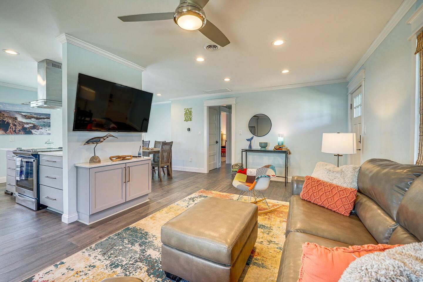 5 min Walk to Beach + Shops + Loop Access + Food
