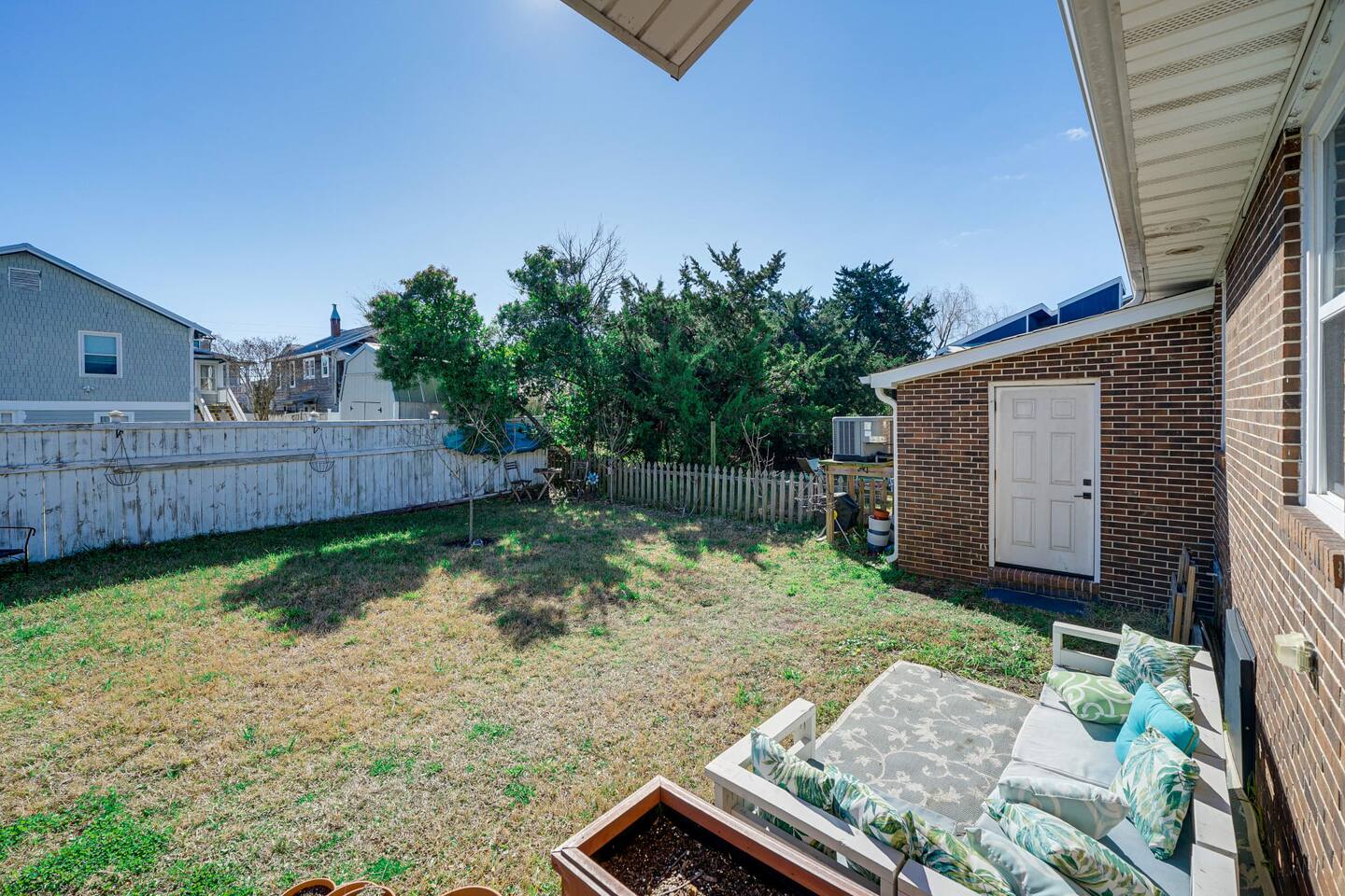 5 min Walk to Beach + Shops + Loop Access + Food
