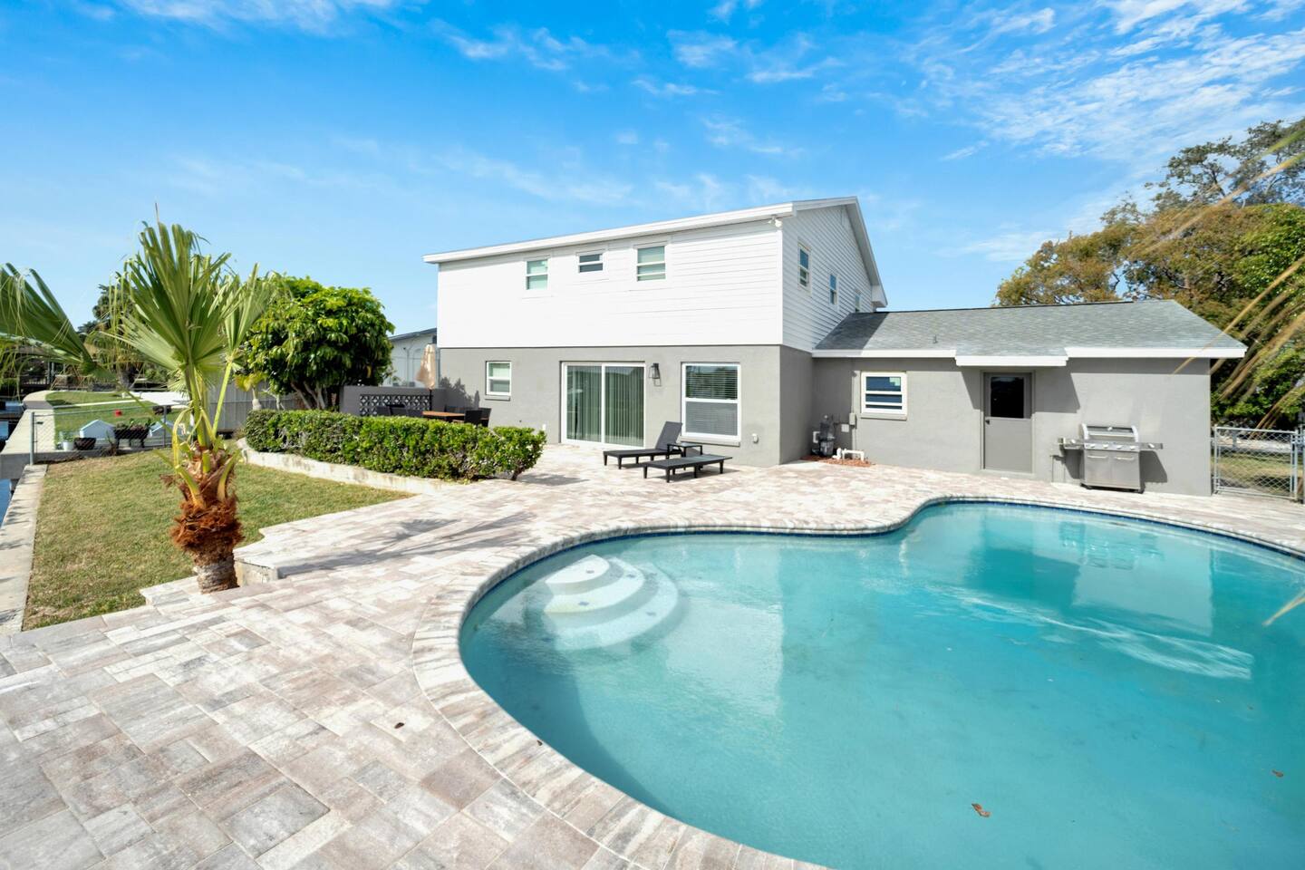 Waterfront Paradise | Modern | Pool & Grill