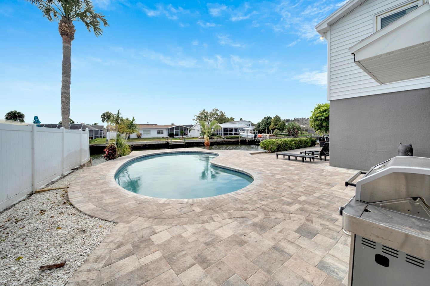 Waterfront Paradise | Modern | Pool & Grill