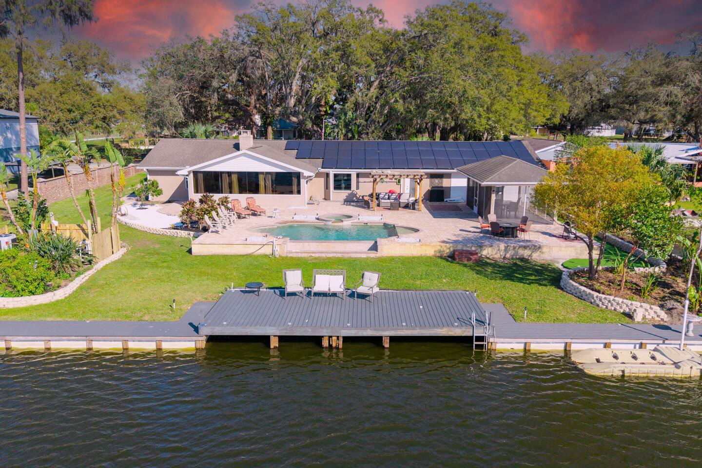 Luxury Hideaway | Lakefront | Mini Golf + More!