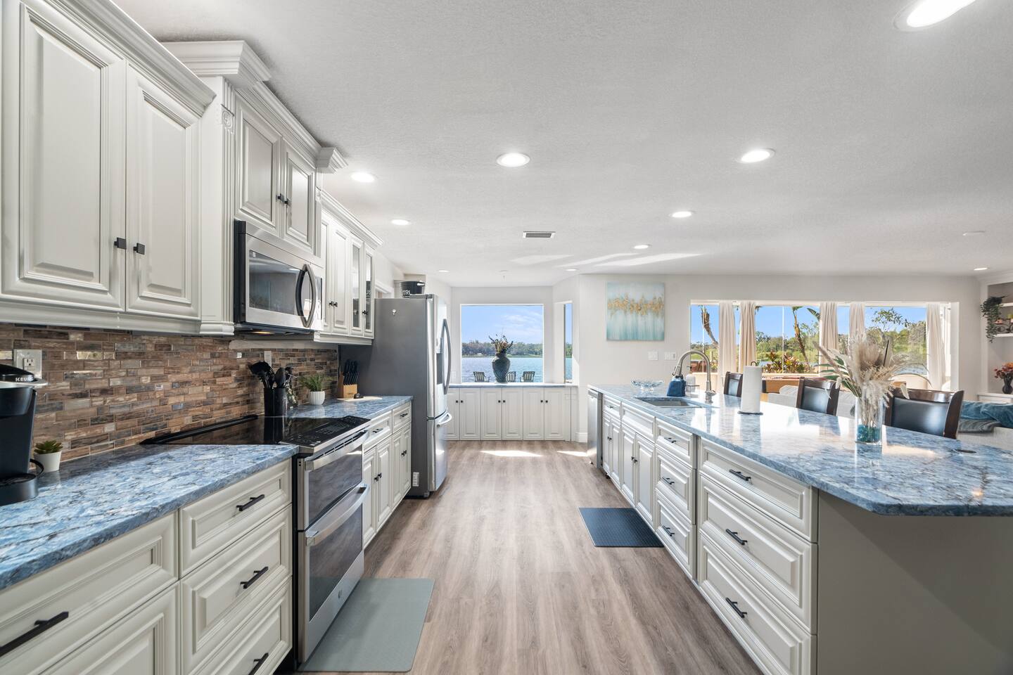 Luxury Hideaway | Lakefront | Mini Golf + More!