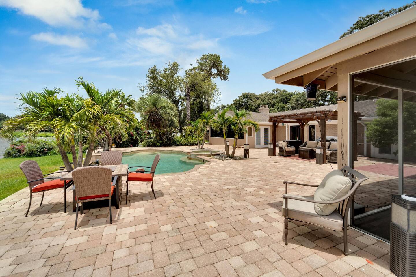 Luxury Hideaway | Lakefront | Mini Golf + More!