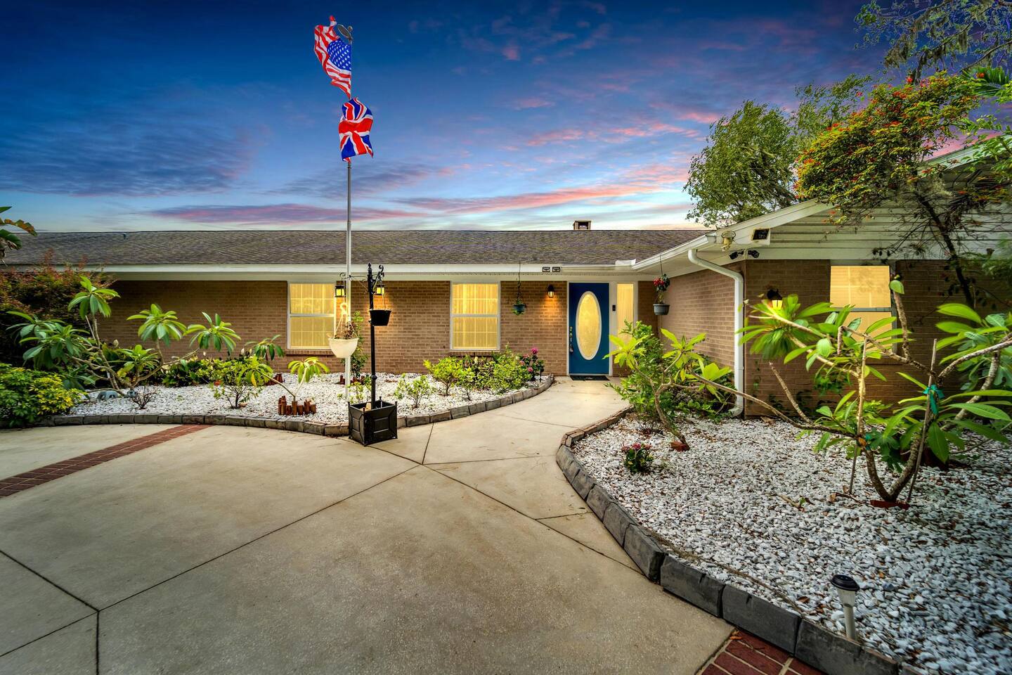 Luxury Hideaway | Lakefront | Mini Golf + More!
