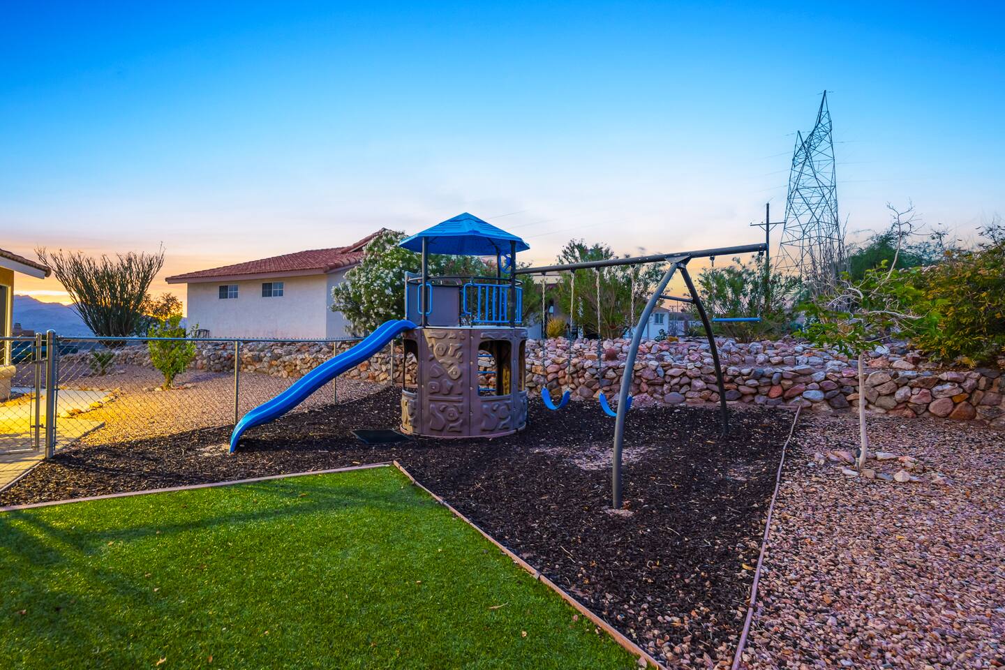 Mins to Laughlin | Pool | Spa | Playground | BBQ