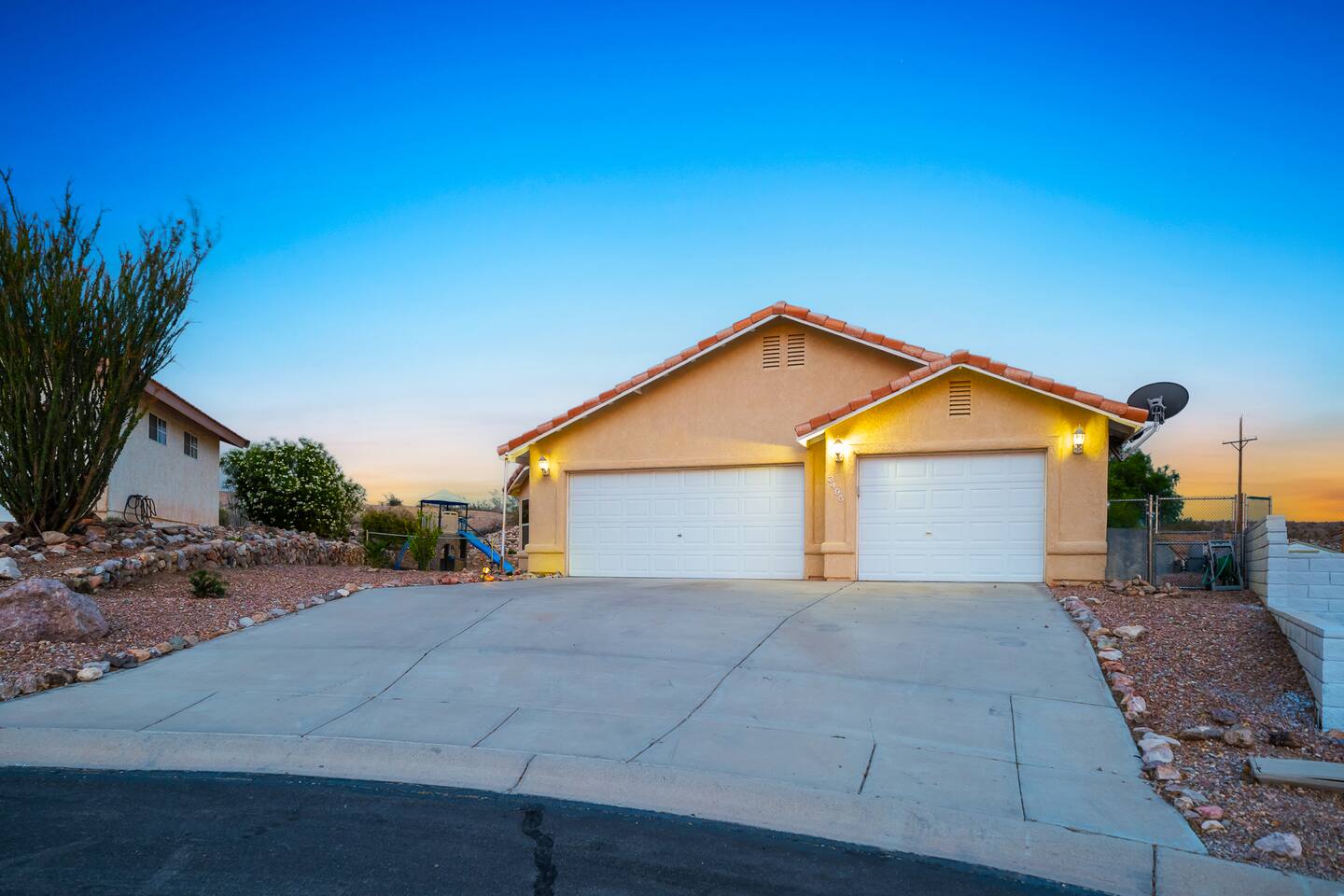 Mins to Laughlin | Pool | Spa | Playground | BBQ