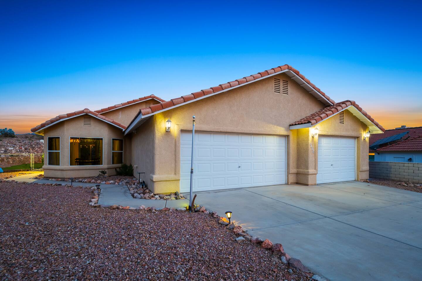 Mins to Laughlin | Pool | Spa | Playground | BBQ