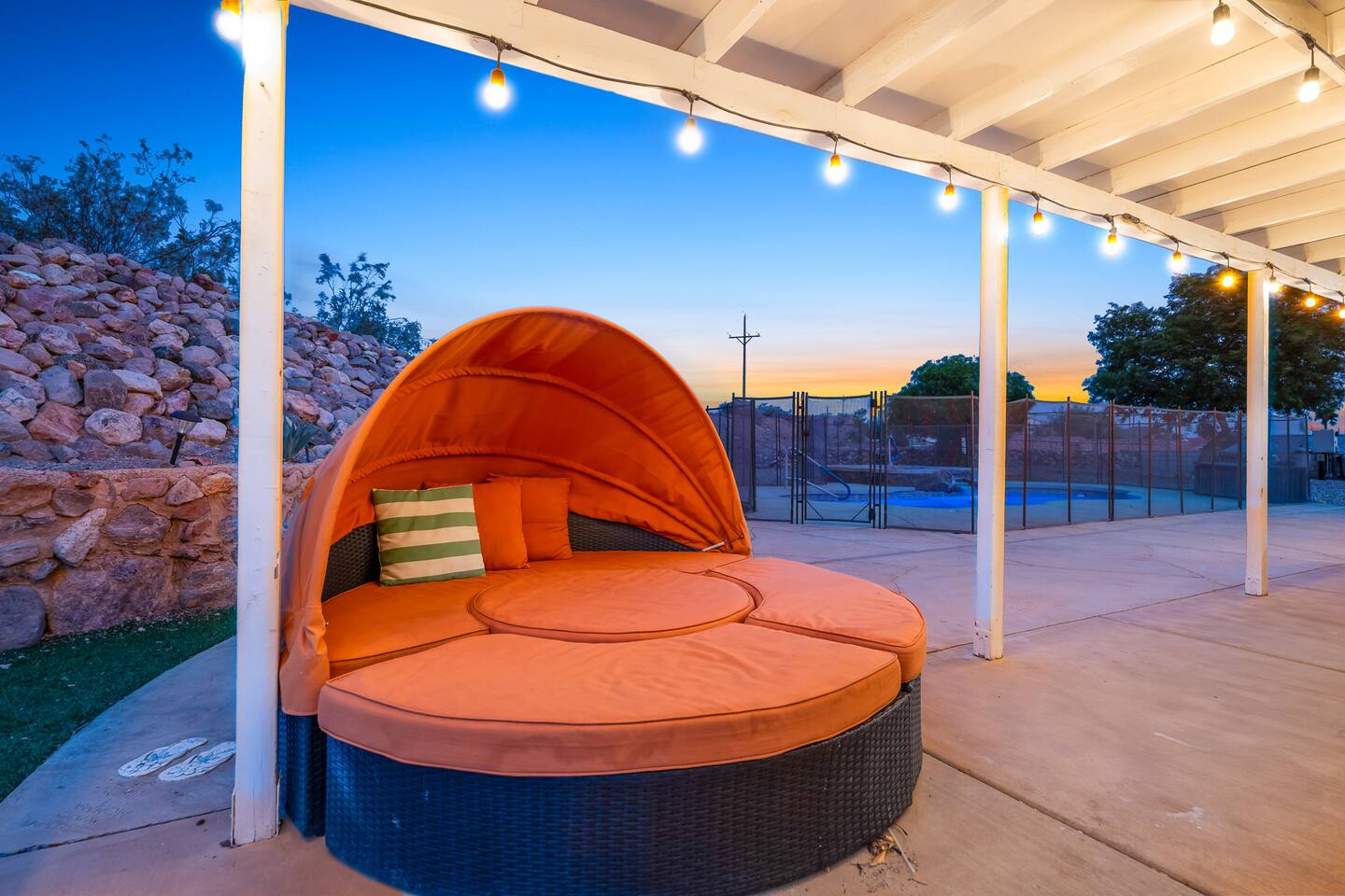 Mins to Laughlin | Pool | Spa | Playground | BBQ