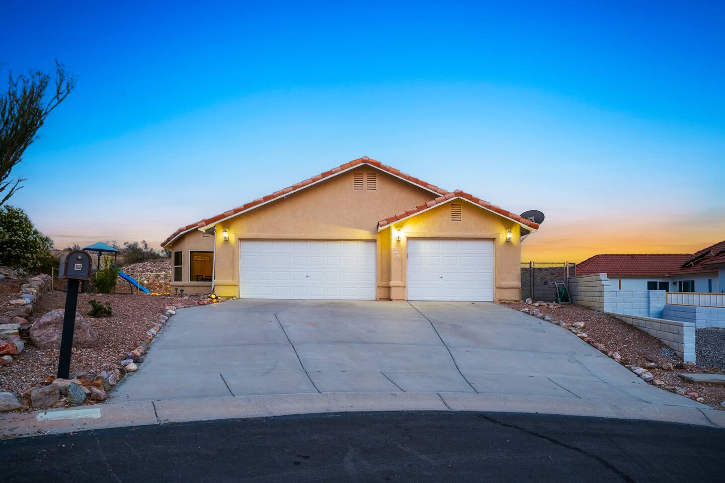Mins to Laughlin | Pool | Spa | Playground | BBQ