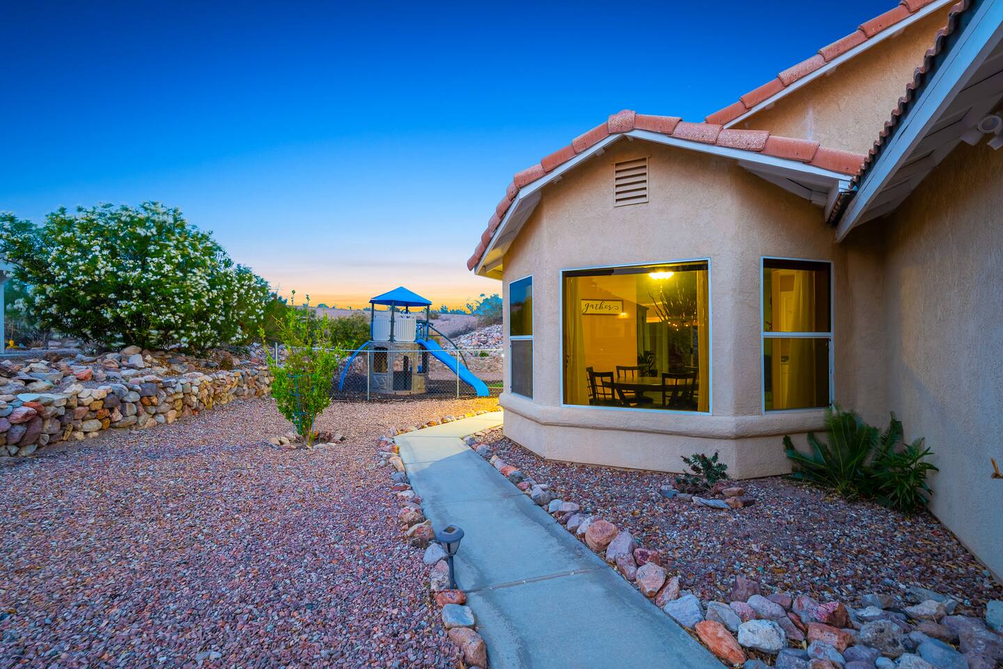Mins to Laughlin | Pool | Spa | Playground | BBQ