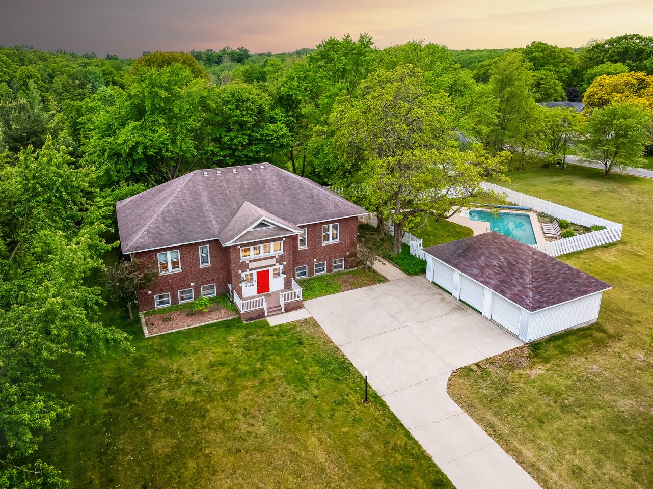 SchoolHouse now Lux BNB! Gym, Sauna, HotTub, GameRoom