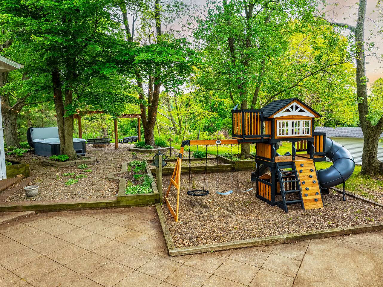 SchoolHouse now Lux BNB! Gym, Sauna, HotTub, GameRoom