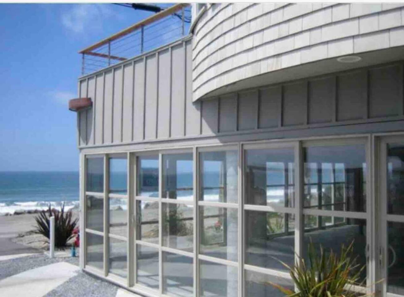 Oceanfront King Suite • Miramar Beach Surf Break