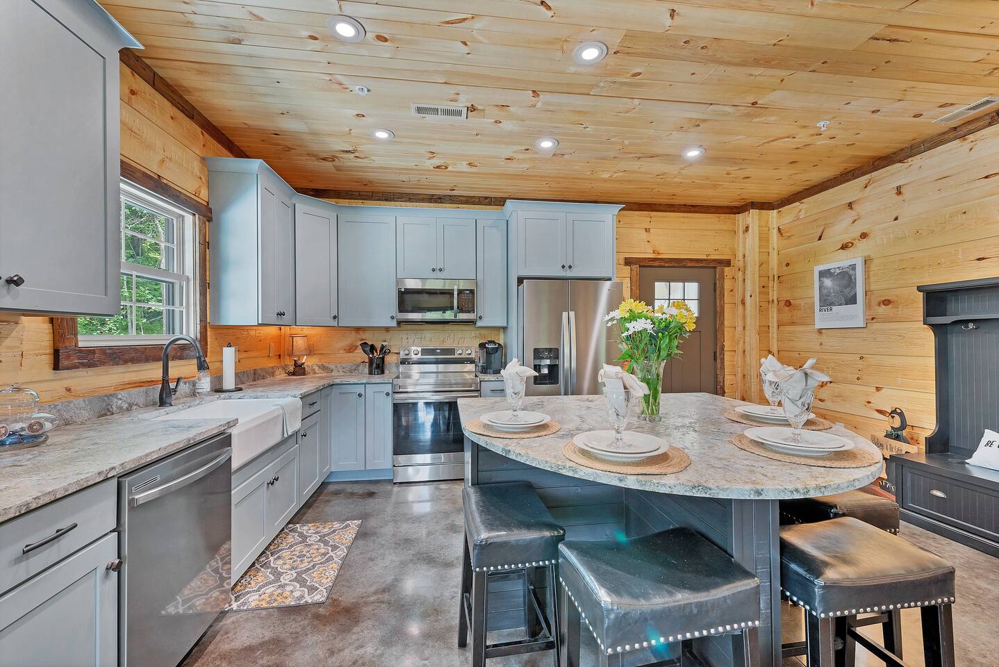 Private River * Hot Tub*Fire Pit*Fishing*10 Acres