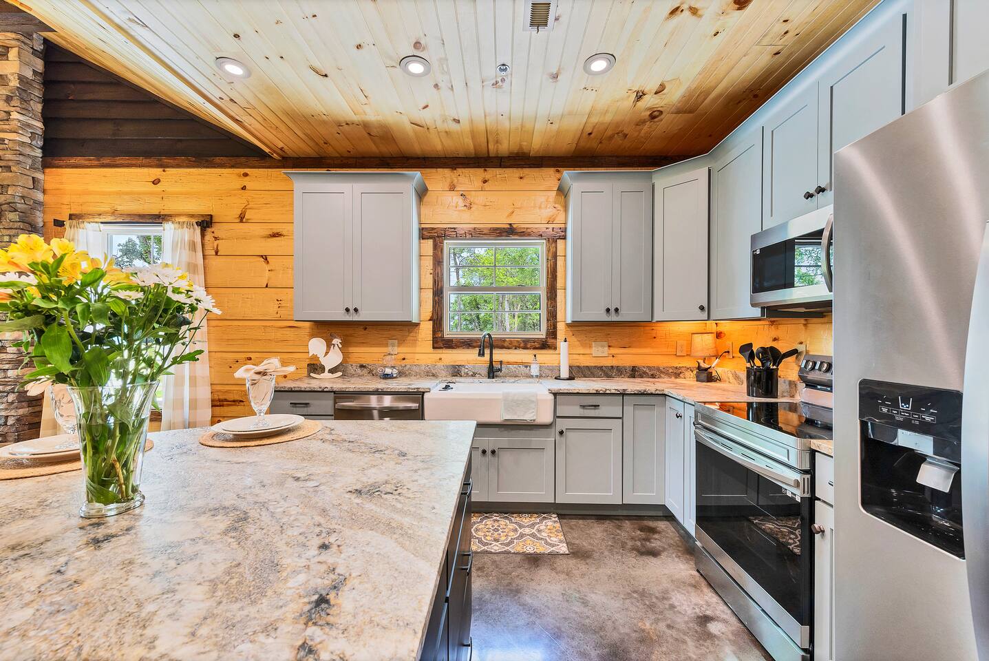 Private River * Hot Tub*Fire Pit*Fishing*10 Acres