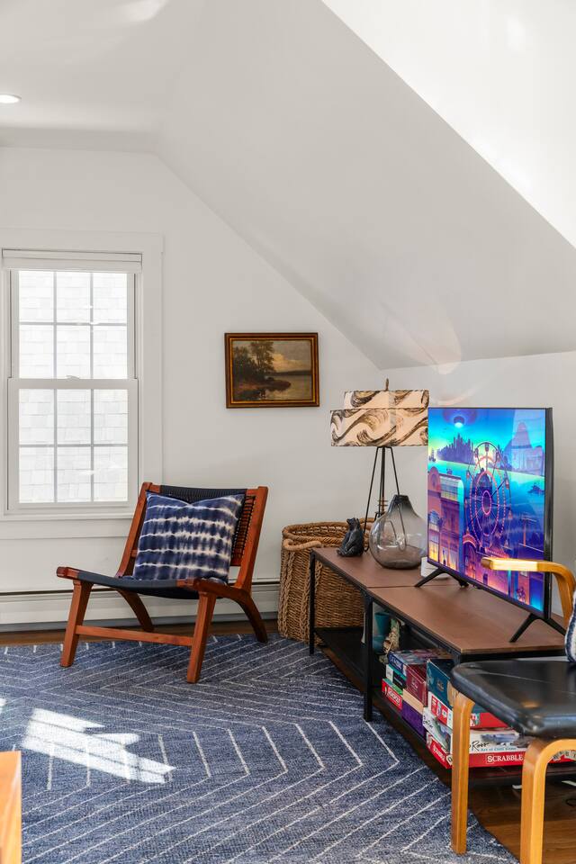 West End Nest - Deck + Bayview + Parking | Sleep 4