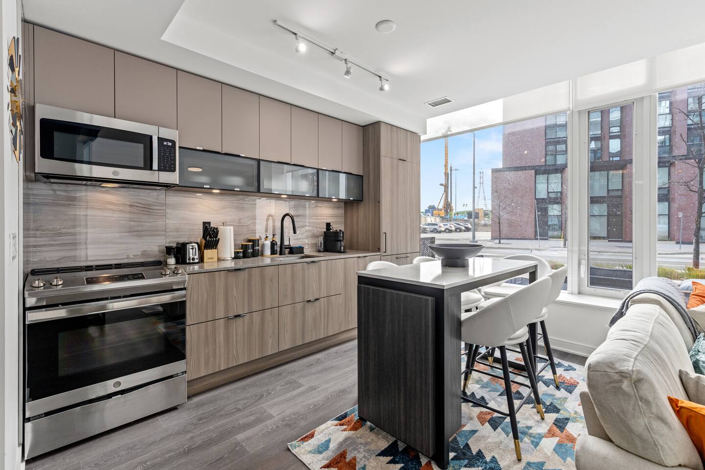 Modern 4BR/3BTH Townhouse w/parking in DT Toronto — Toronto — vacation rental