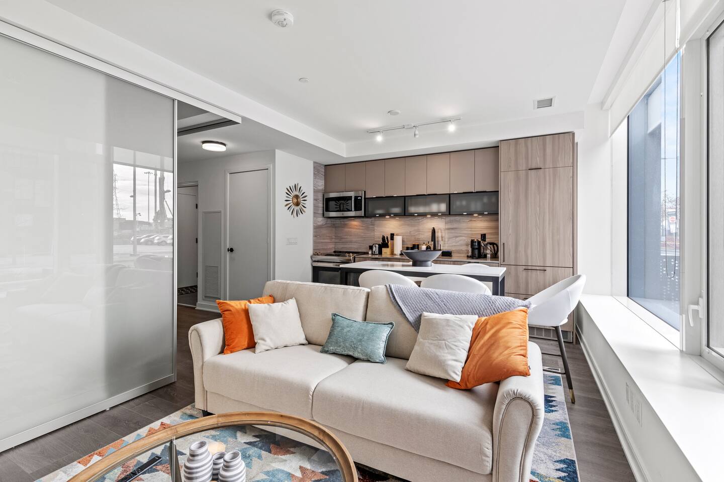 Modern 4BR/3BTH Townhouse w/parking in DT Toronto