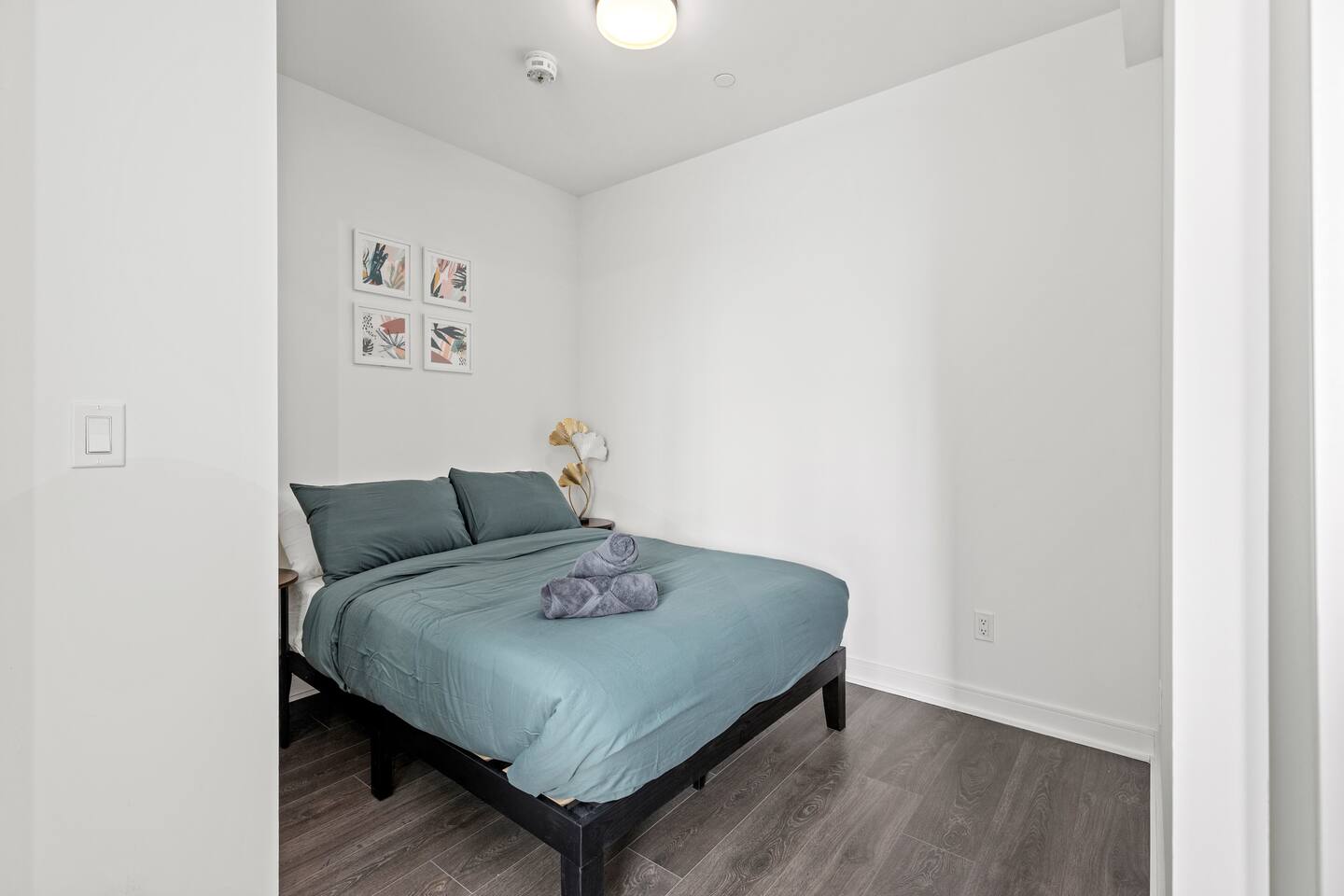 Modern 4BR/3BTH Townhouse w/parking in DT Toronto