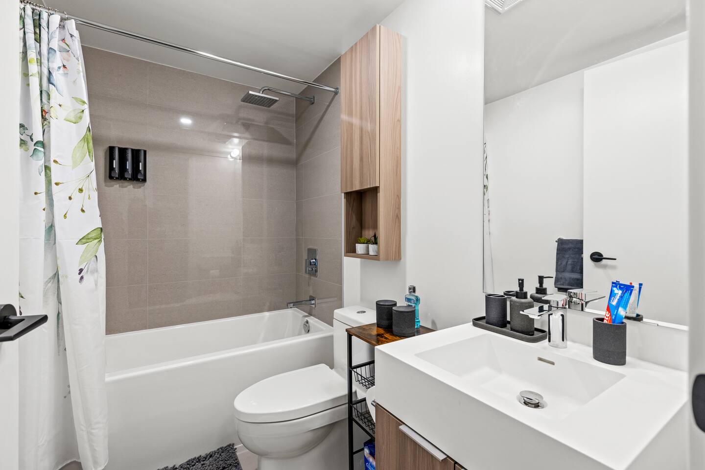 Modern 4BR/3BTH Townhouse w/parking in DT Toronto