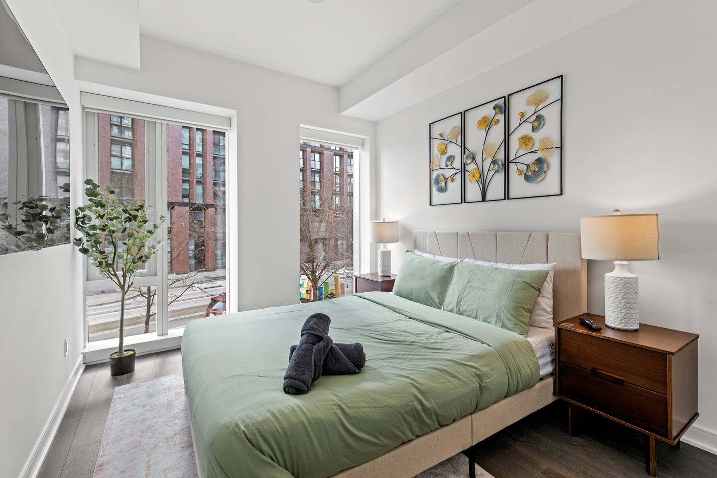 Modern 4BR/3BTH Townhouse w/parking in DT Toronto