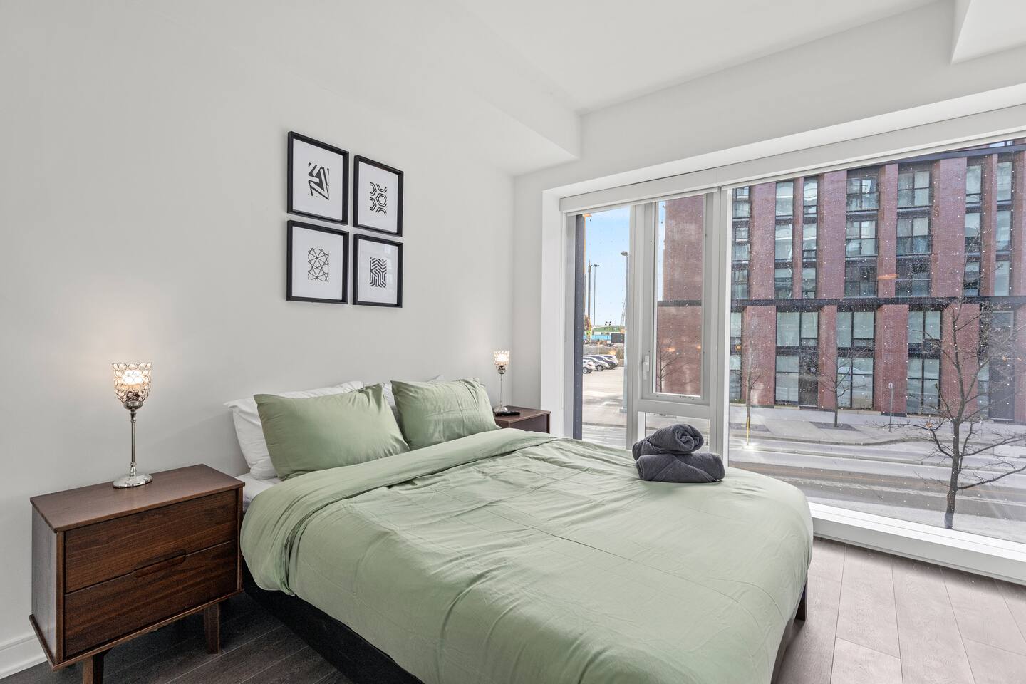 Modern 4BR/3BTH Townhouse w/parking in DT Toronto