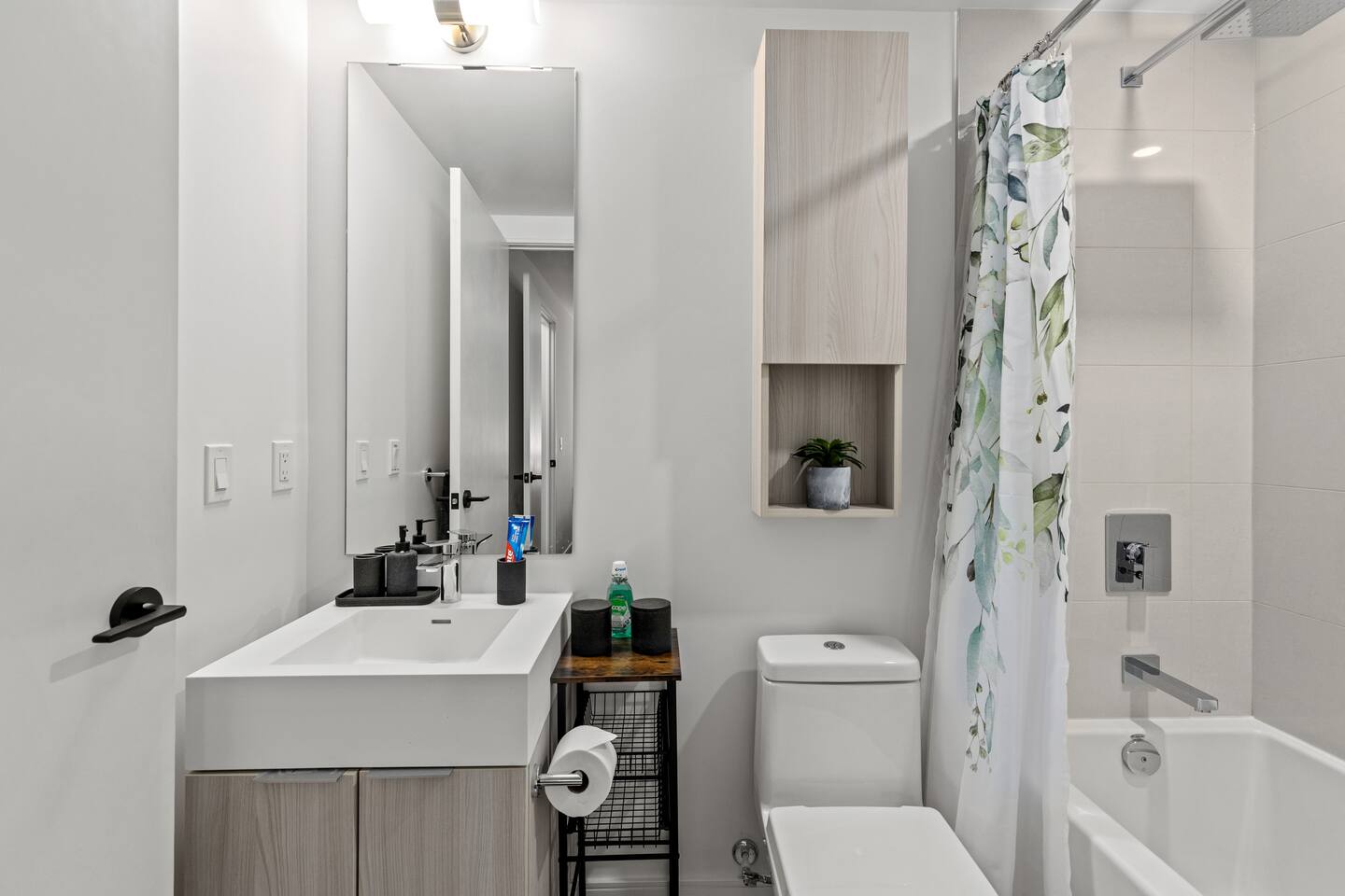 Modern 4BR/3BTH Townhouse w/parking in DT Toronto