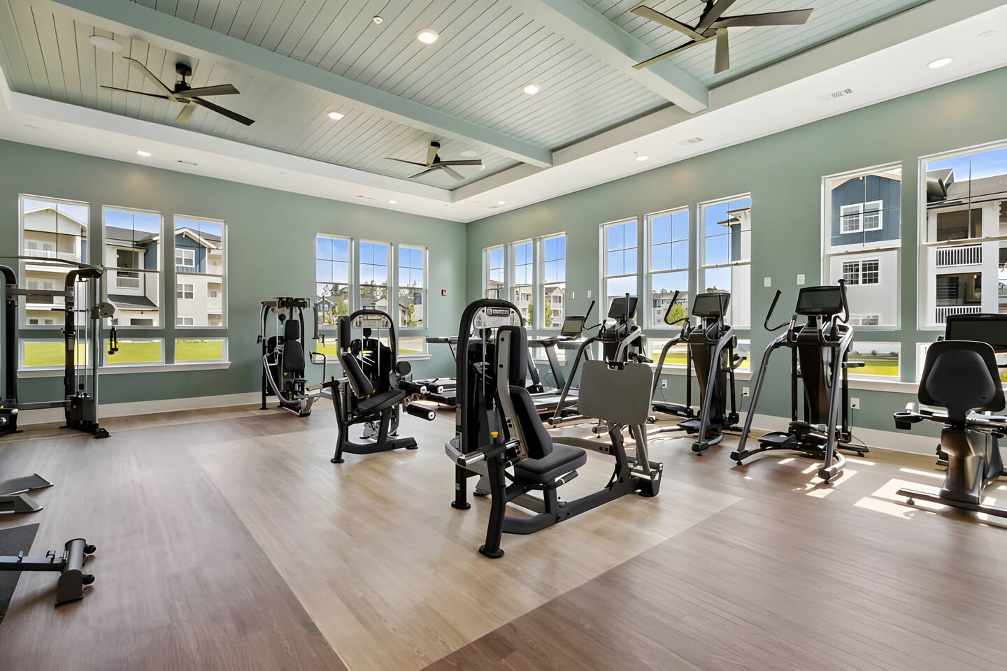 Resort Style 1st Floor: Pool, Gym, Bike, Grill