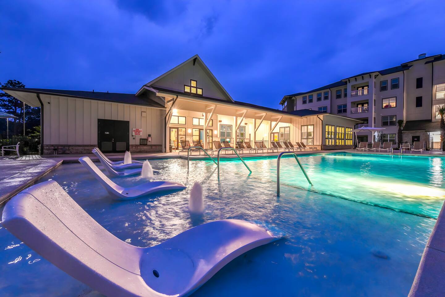 Resort Style 1st Floor: Pool, Gym, Bike, Grill