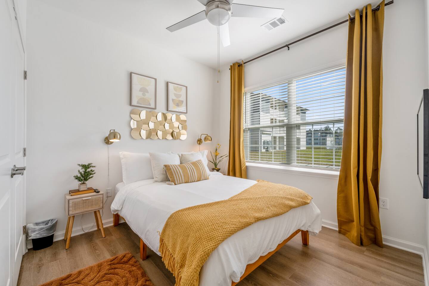 Resort Style 1st Floor: Pool, Gym, Bike, Grill