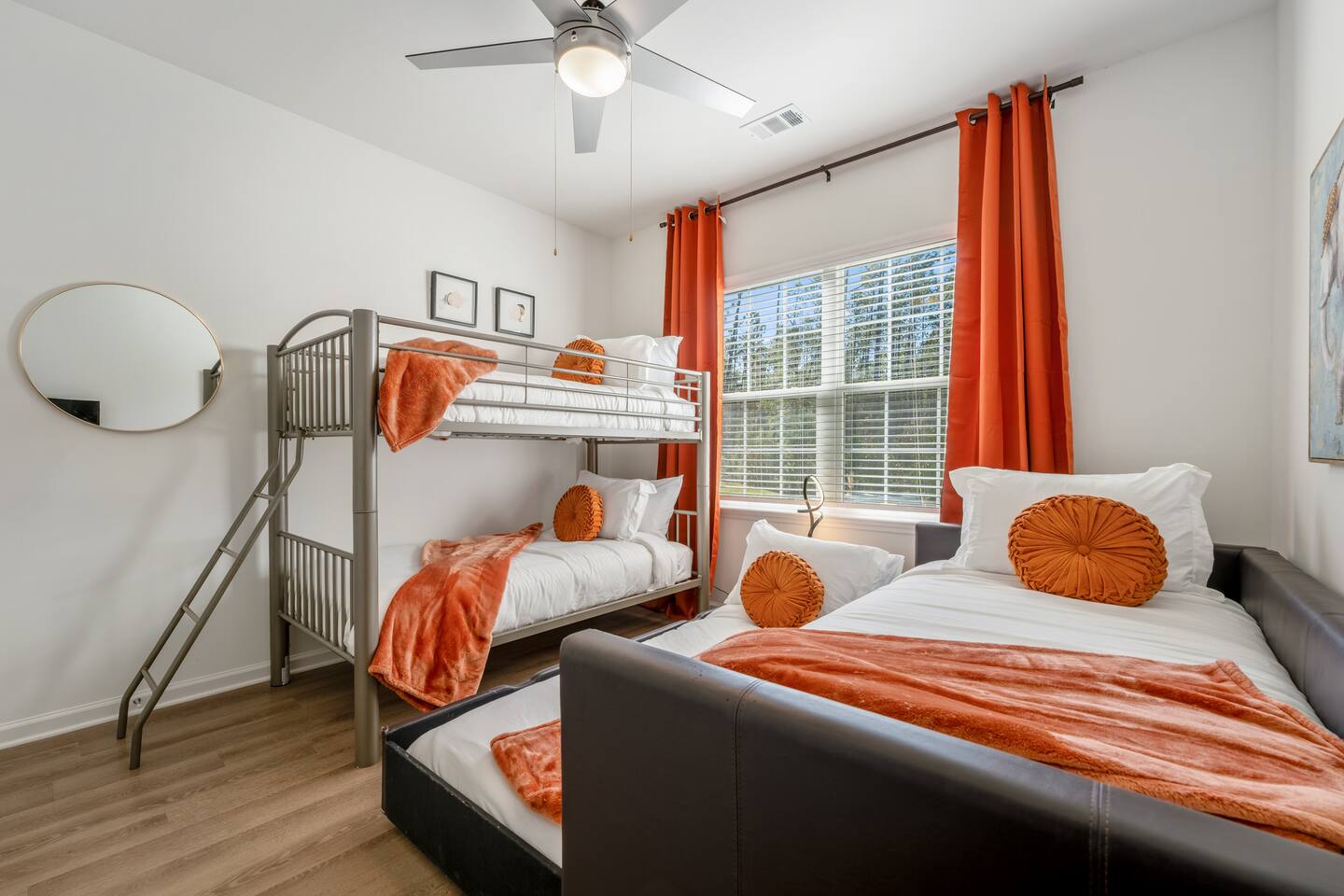 Resort Style 1st Floor: Pool, Gym, Bike, Grill
