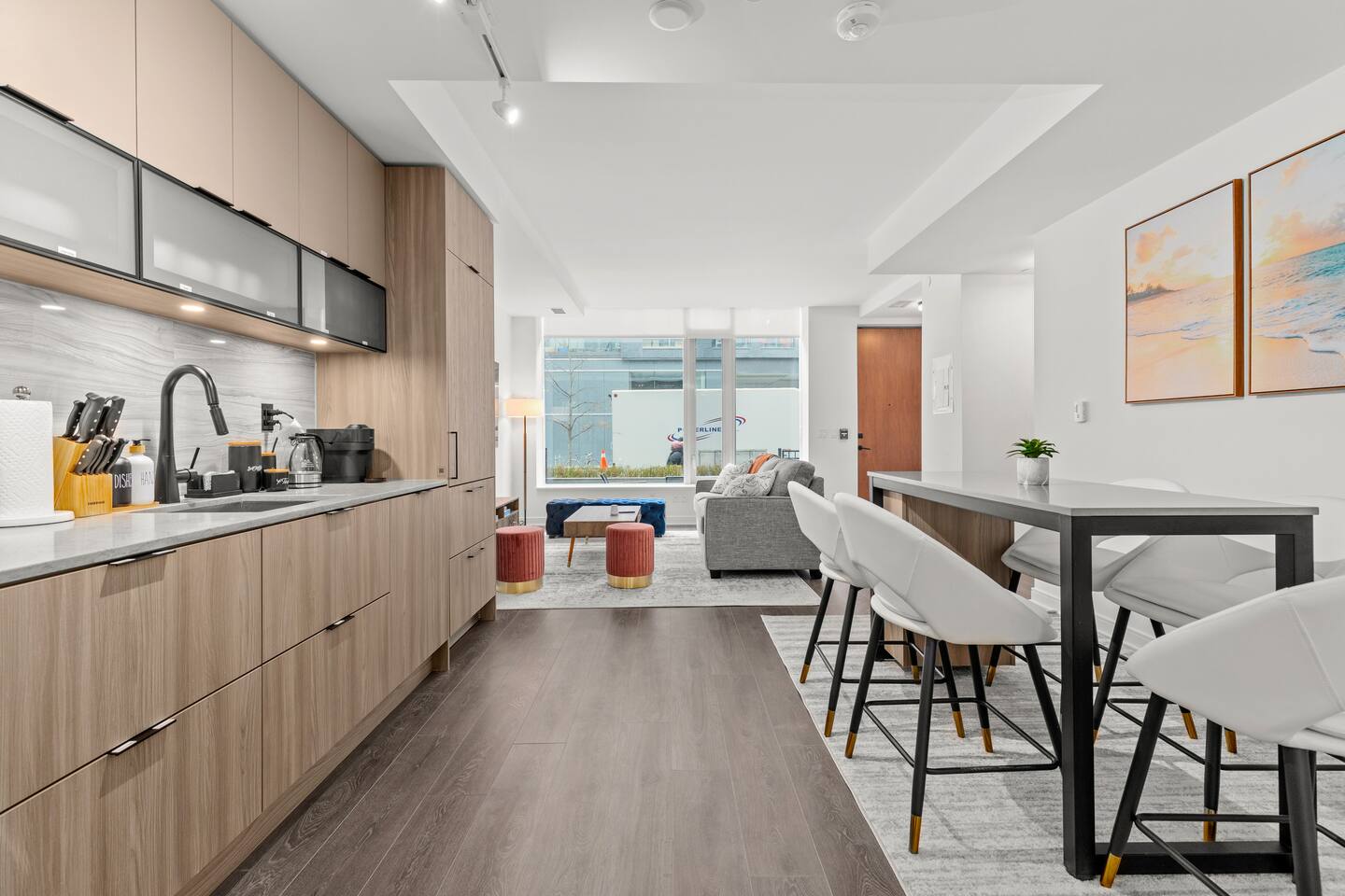 2-Storey Townhouse in DT Toronto / Free Parking