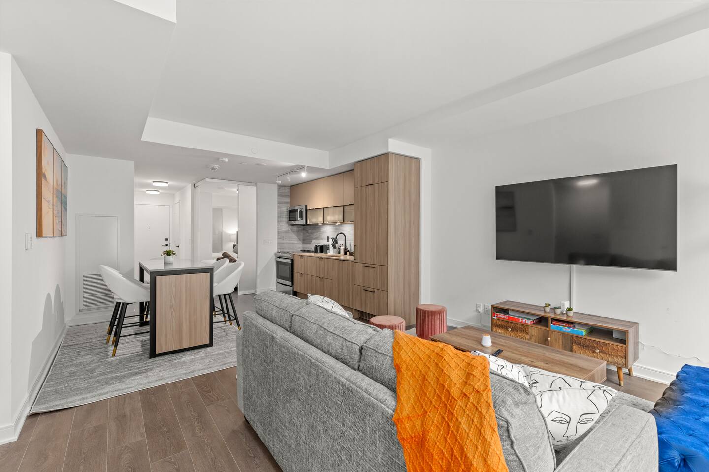 2-Storey Townhouse in DT Toronto / Free Parking