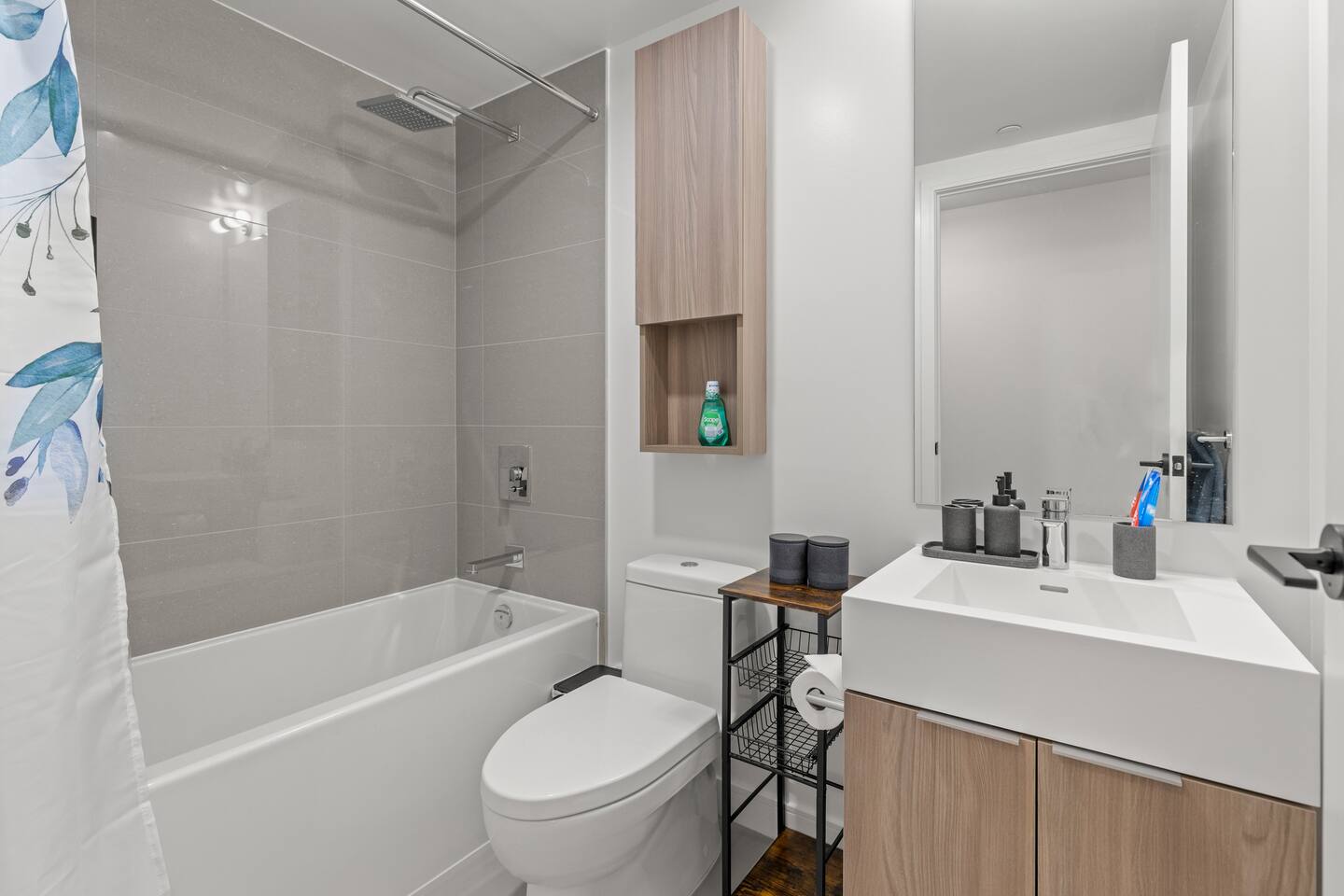 2-Storey Townhouse in DT Toronto / Free Parking