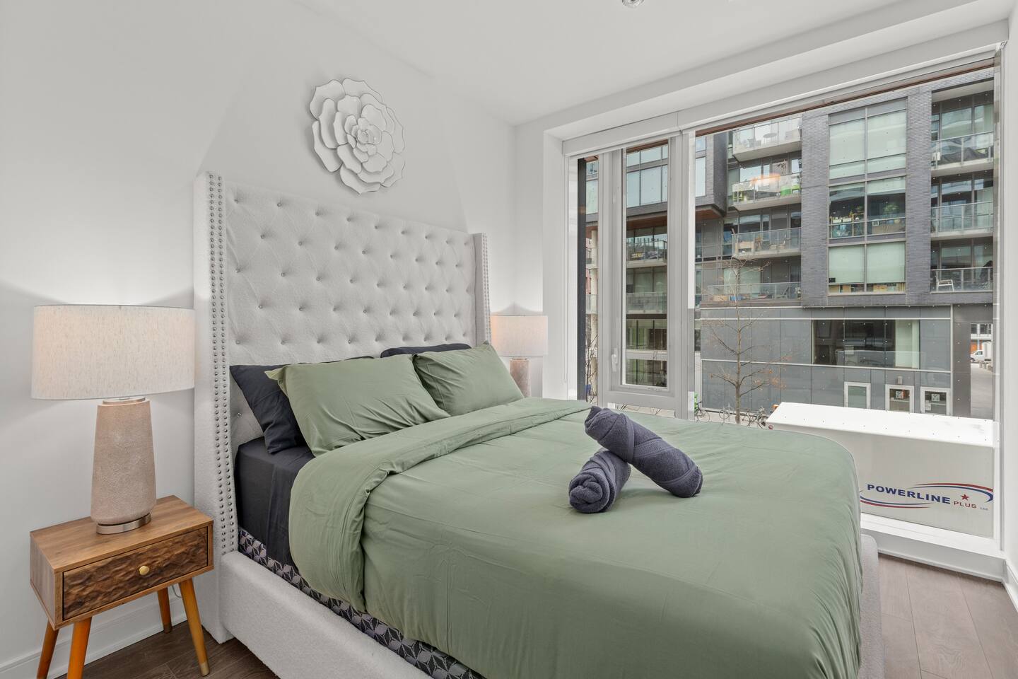 2-Storey Townhouse in DT Toronto / Free Parking