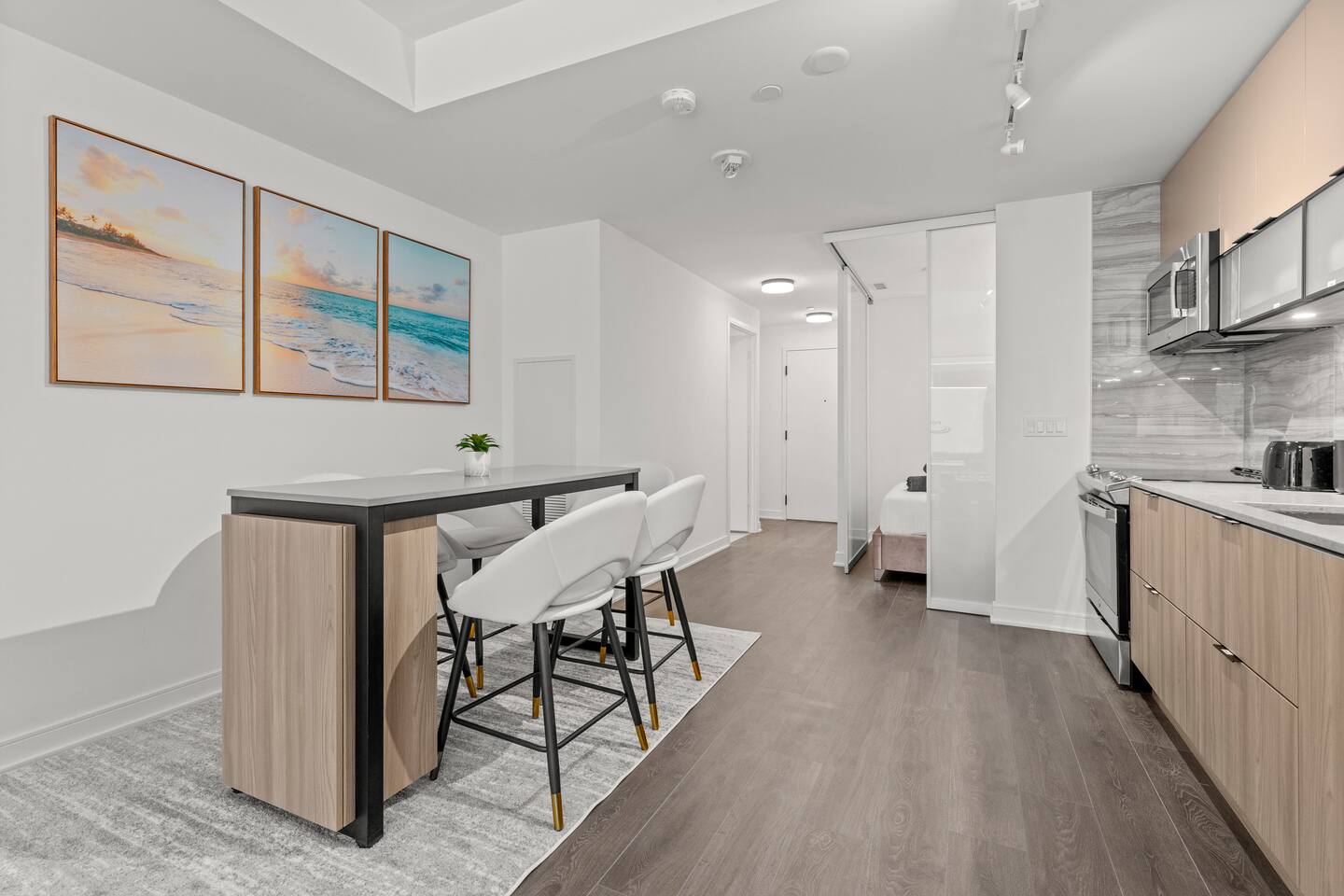 2-Storey Townhouse in DT Toronto / Free Parking