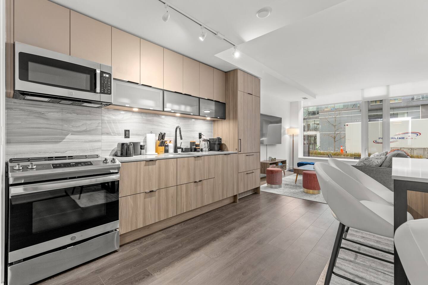 2-Storey Townhouse in DT Toronto / Free Parking