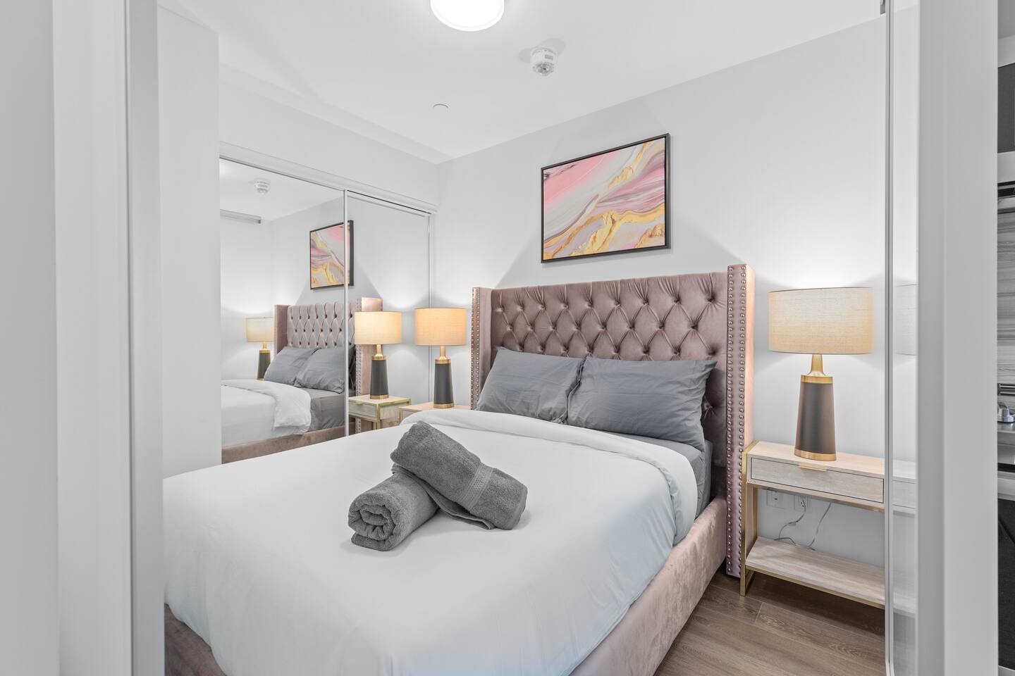 2-Storey Townhouse in DT Toronto / Free Parking