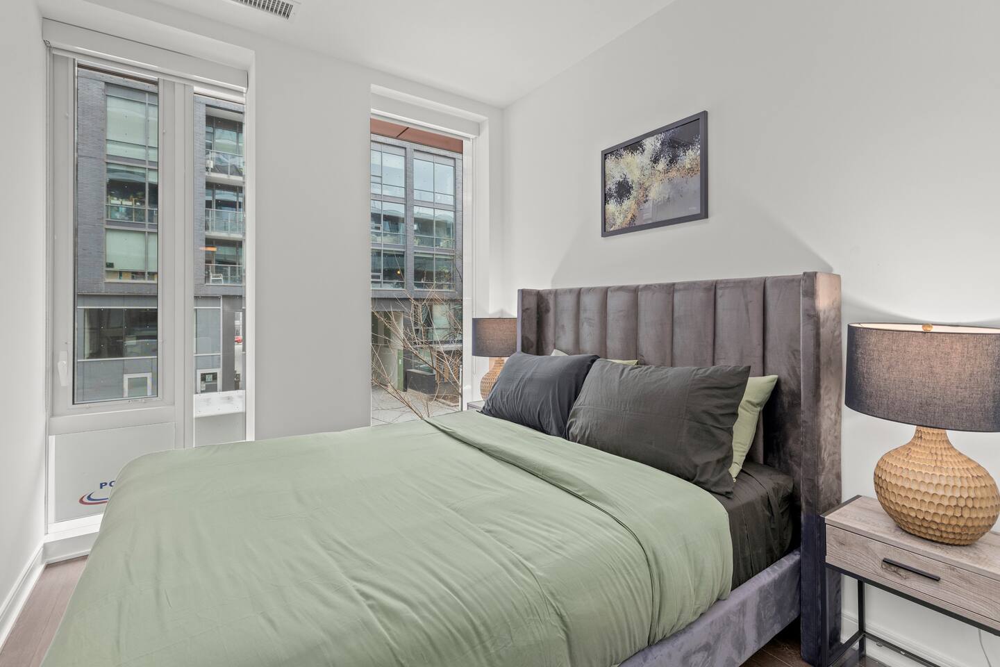 2-Storey Townhouse in DT Toronto / Free Parking