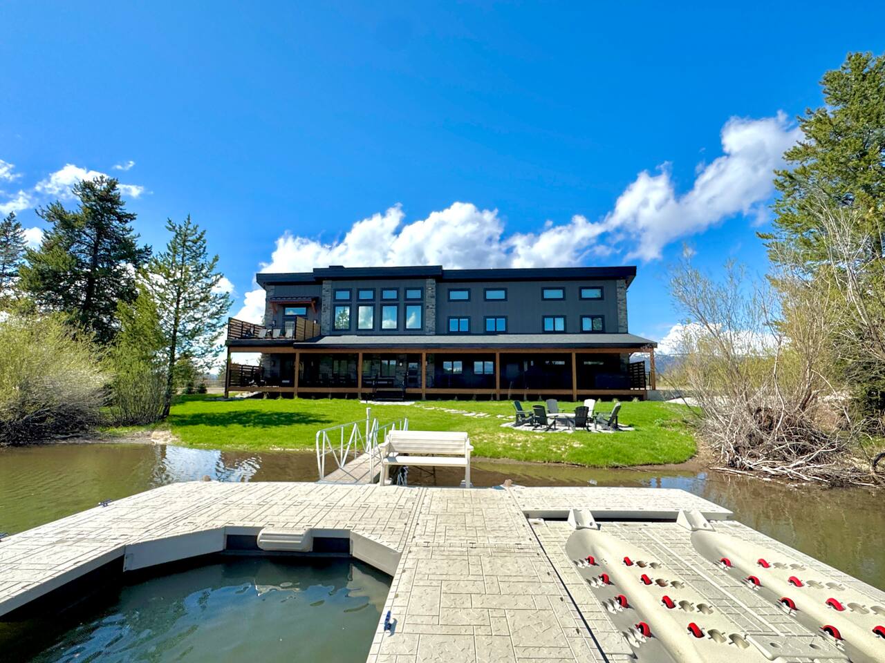 Luxurious Waterfront Home: this one has it ALL! — Island Park — vacation rental
