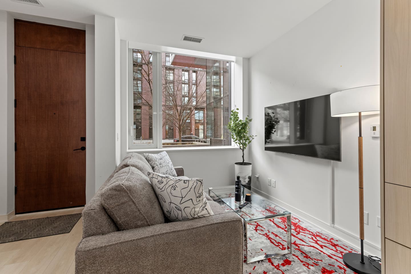 Stylish Townhouse Near Distillery | Patio-Parking