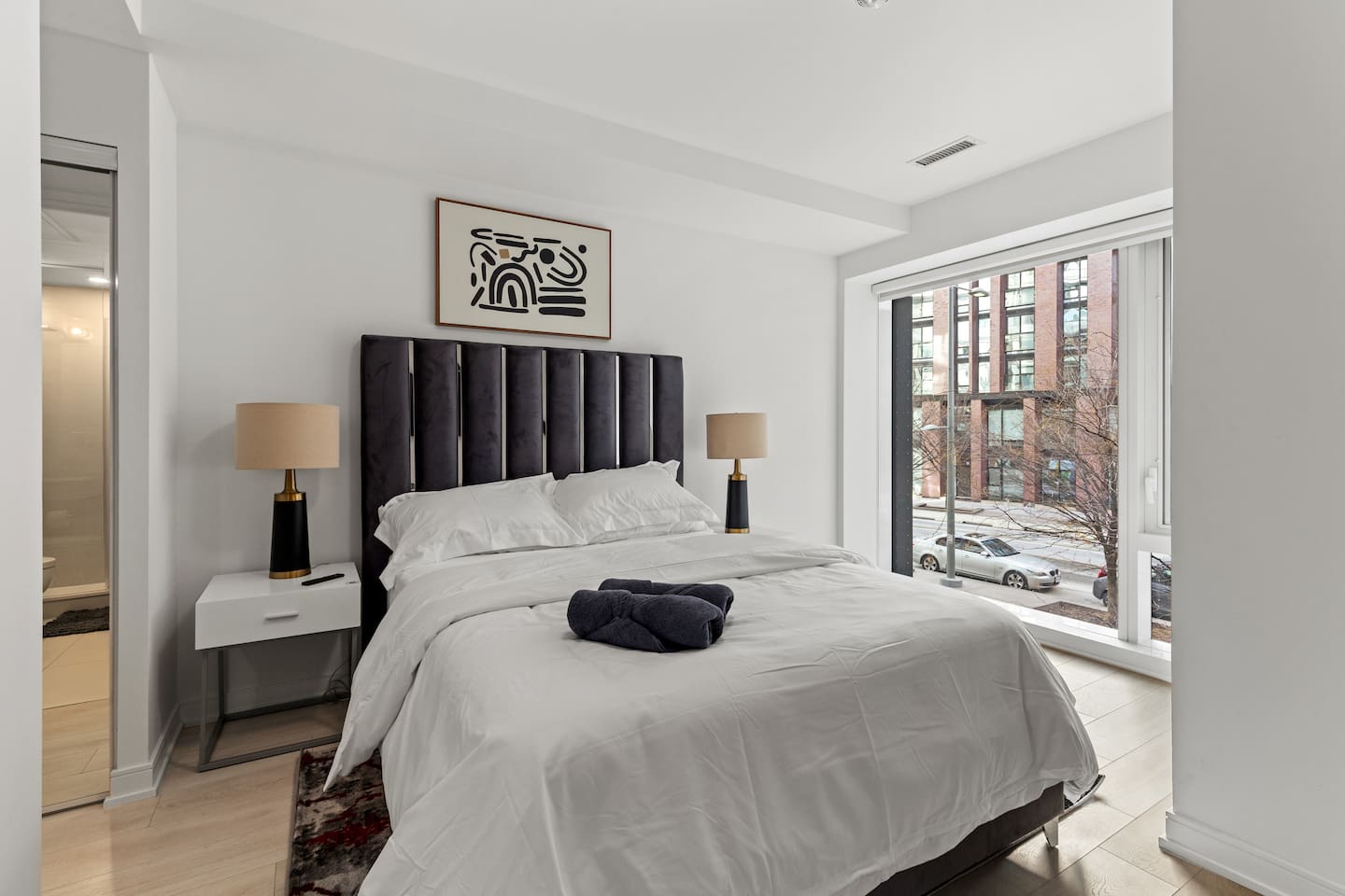 Stylish Townhouse Near Distillery | Patio-Parking