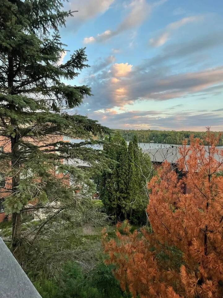 Lakefront 3BR Condo – Close to Ski & Golf Resorts
