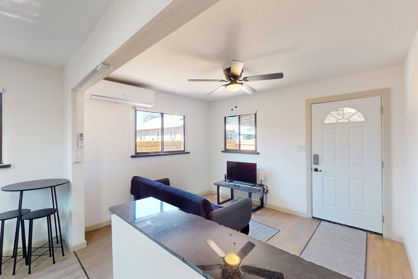 Stylishly Renovated Downtown w/King & Washer/Dryer