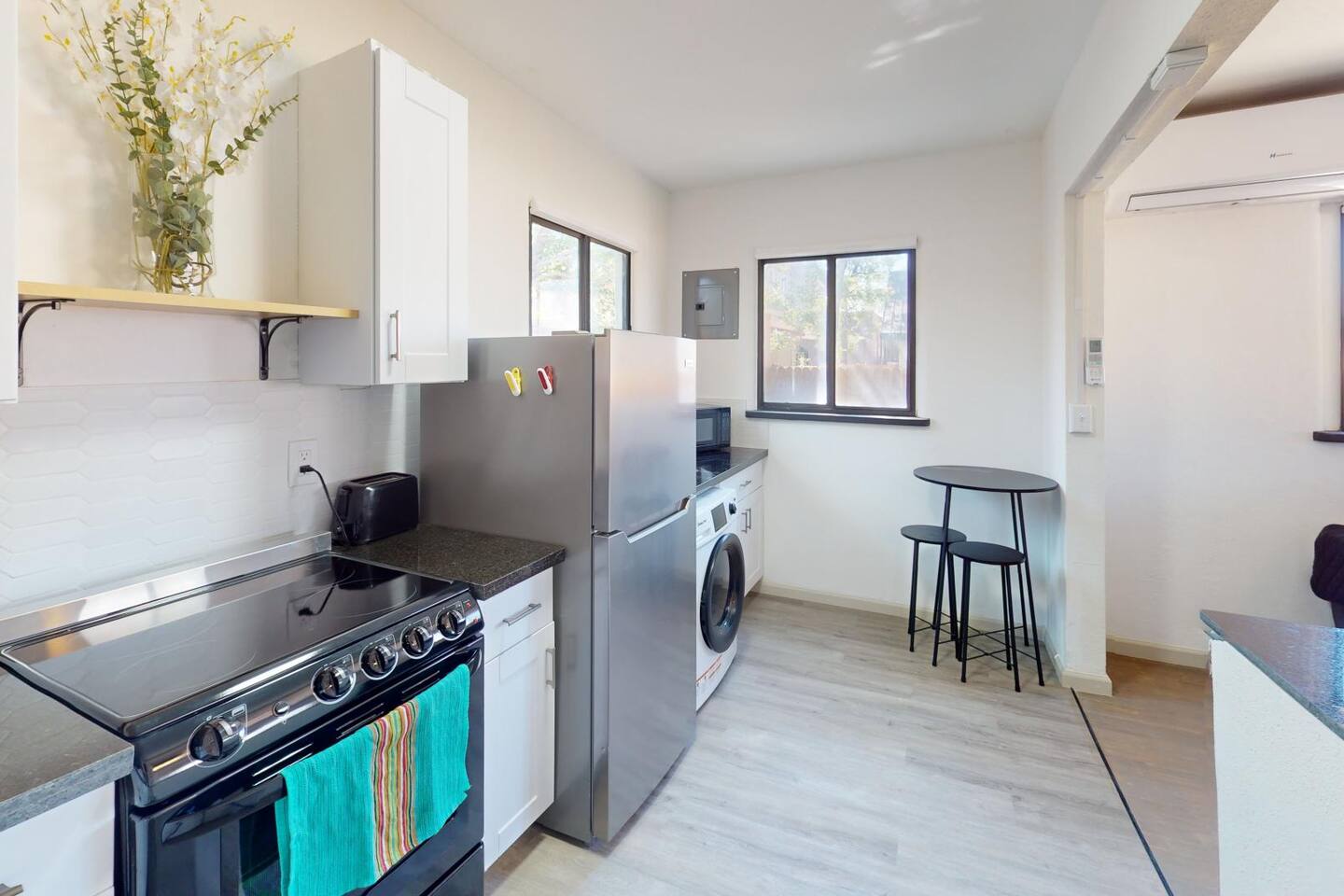 Stylishly Renovated Downtown w/King & Washer/Dryer
