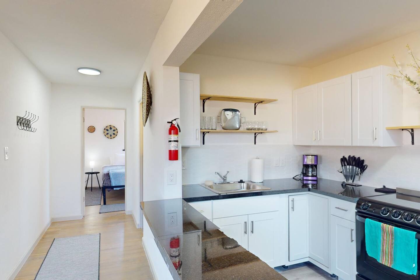 Stylishly Renovated Downtown w/King & Washer/Dryer