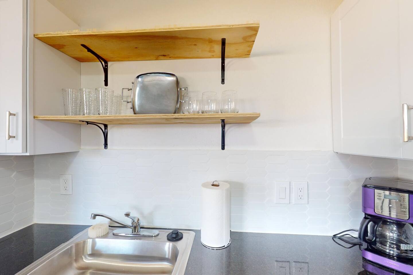 Stylishly Renovated Downtown w/King & Washer/Dryer