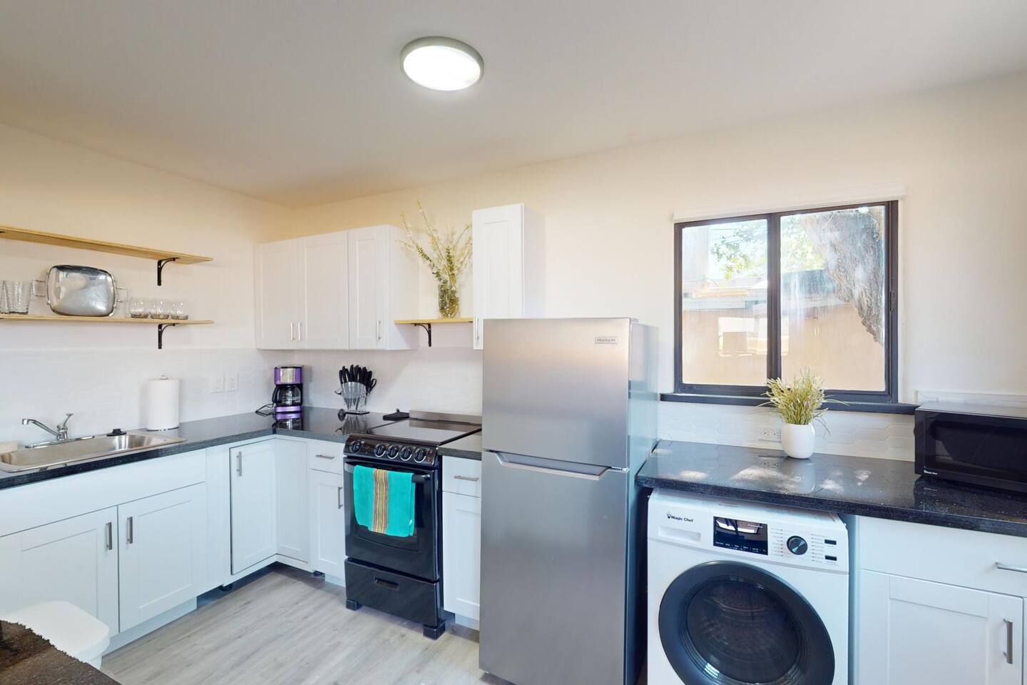Stylishly Renovated Downtown w/King & Washer/Dryer