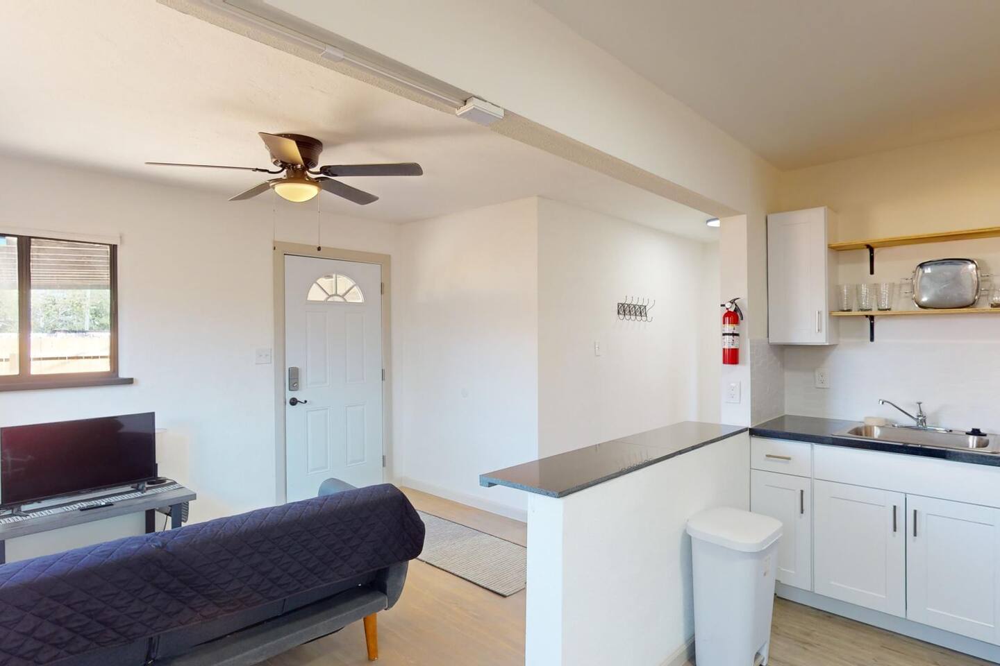 Stylishly Renovated Downtown w/King & Washer/Dryer